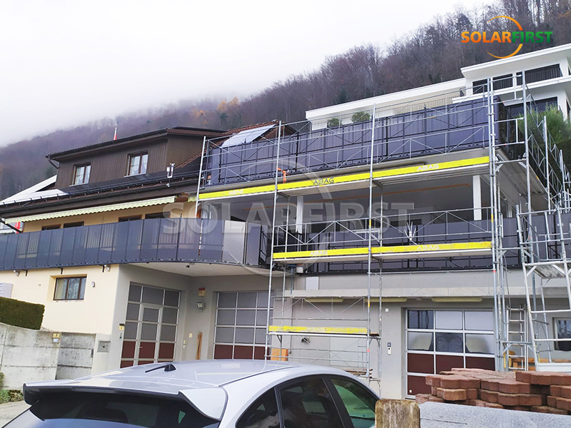 스위스에서 8kWp 태양광 BIPV 발코니 펜스 설치