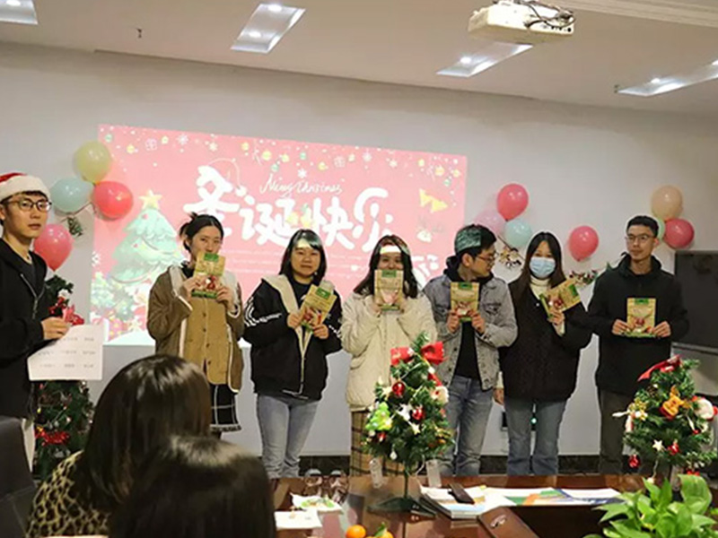 솔라퍼스트에서 모든 분들께 크리스마스 인사를 전합니다!