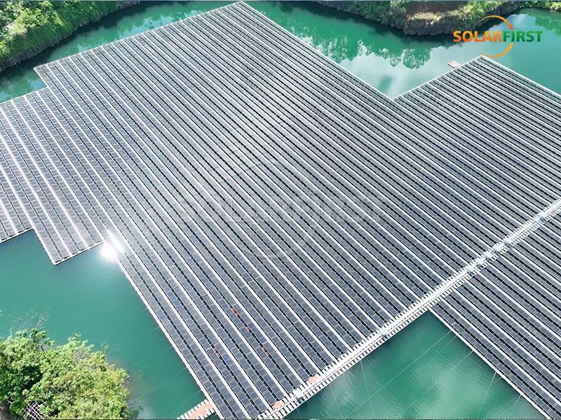 하이난에서 7.2MW 규모의 수상 태양광 발전 프로젝트가 가동되어 녹색 에너지 전환에 박차를 가합니다.